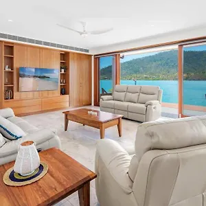 Holiday home 14 The Cove - Waterfront Whitsunday, Airlie Beach